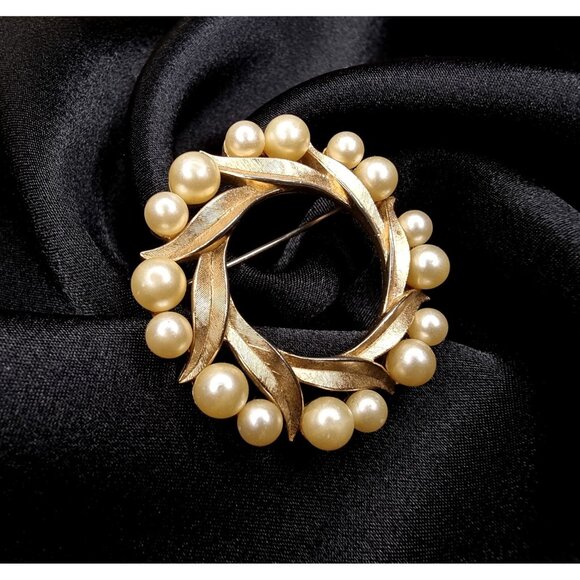 Vintage 1960s Trifari Signed Gold-Tone Leaf & Faux Pearl Wreath Brooch Pin - Picture 2 of 5